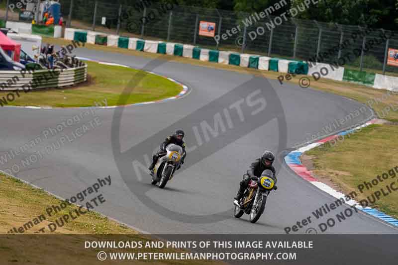 Vintage motorcycle club;eventdigitalimages;mallory park;mallory park trackday photographs;no limits trackdays;peter wileman photography;trackday digital images;trackday photos;vmcc festival 1000 bikes photographs